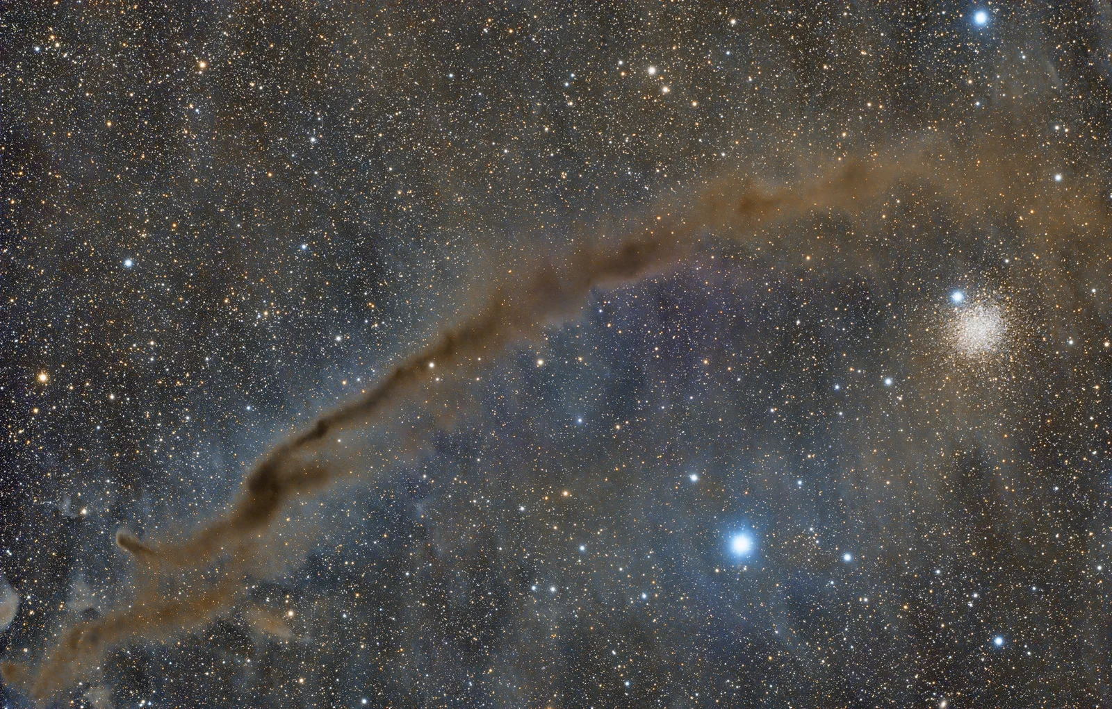 Güney Göklerinin Kozmik İzi: Karanlık Doodad Bulutsusu ve NGC 4372